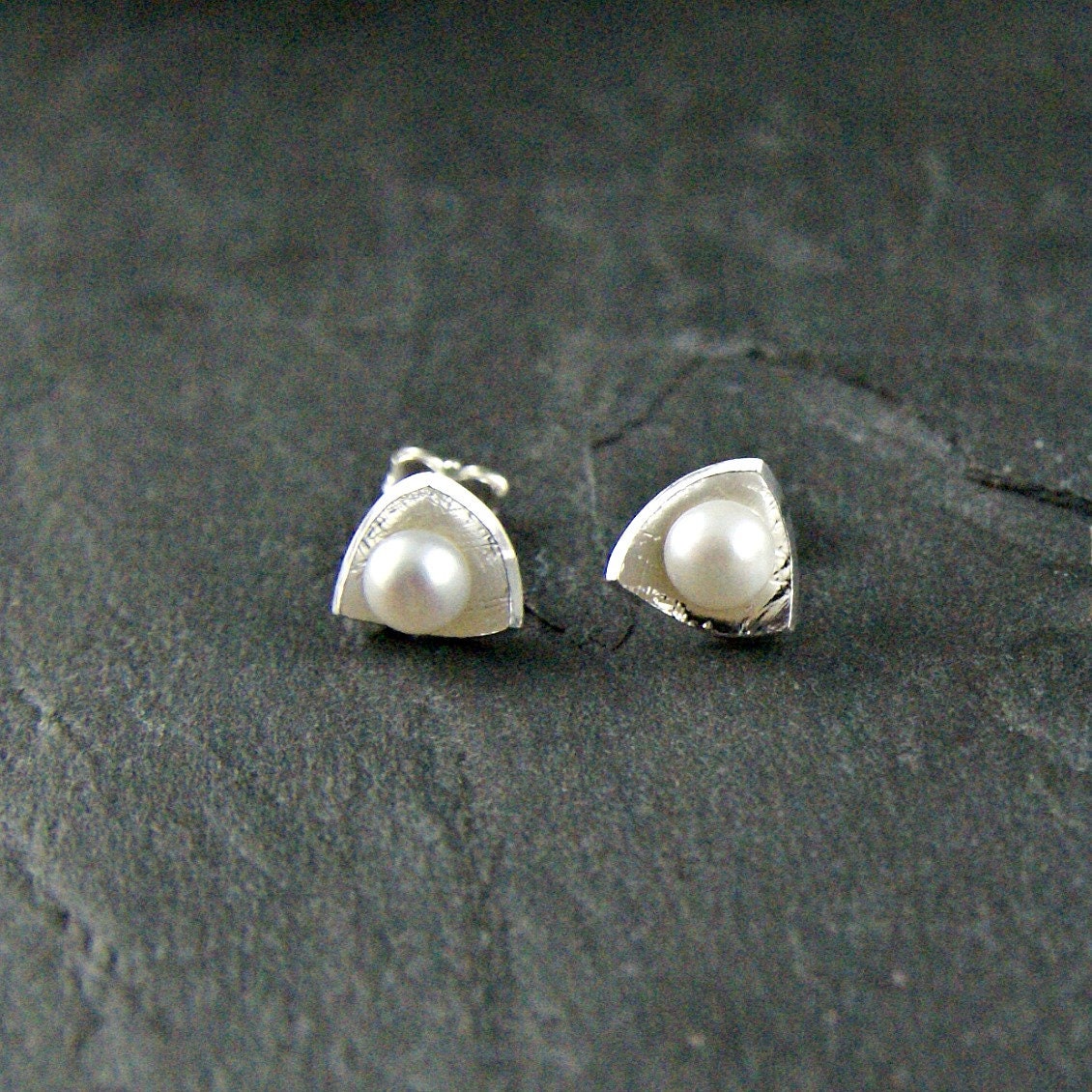 Mini triangle earrings in sterling silver