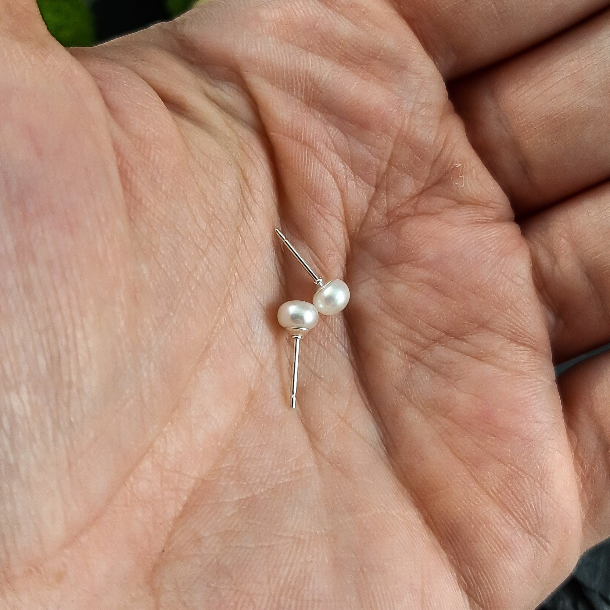 Petites boucles d'oreilles perles d'eau douce blanches