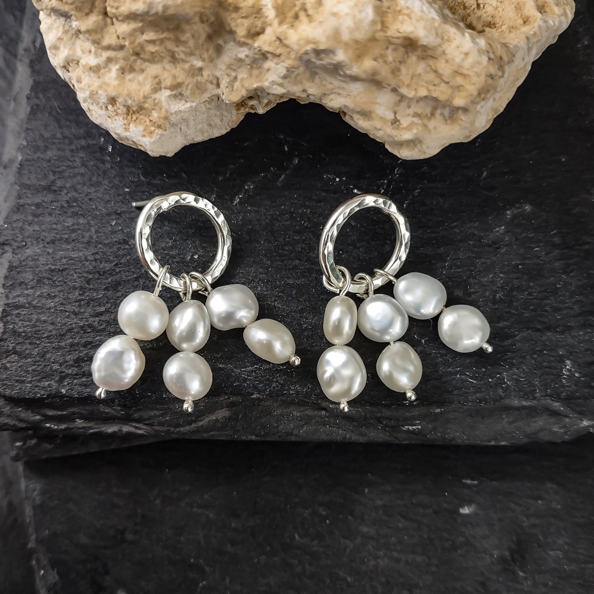 Sterling silver and freshwater pearl hammered circles earrings