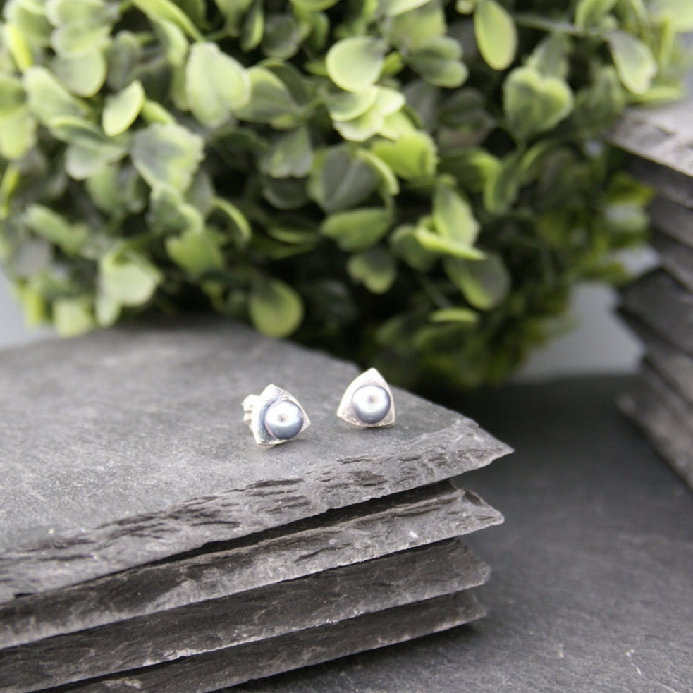 Mini triangle earrings in sterling silver