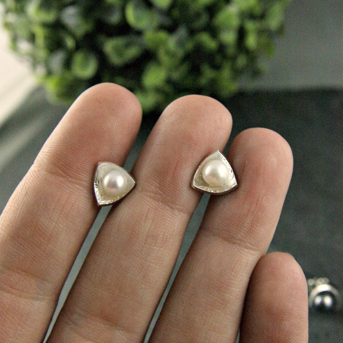 Mini boucles d'oreilles triangle en argent sterling