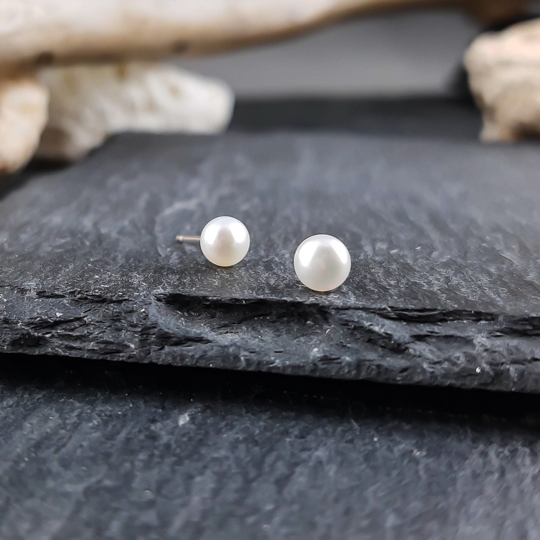 Petites boucles d'oreilles perles d'eau douce blanches