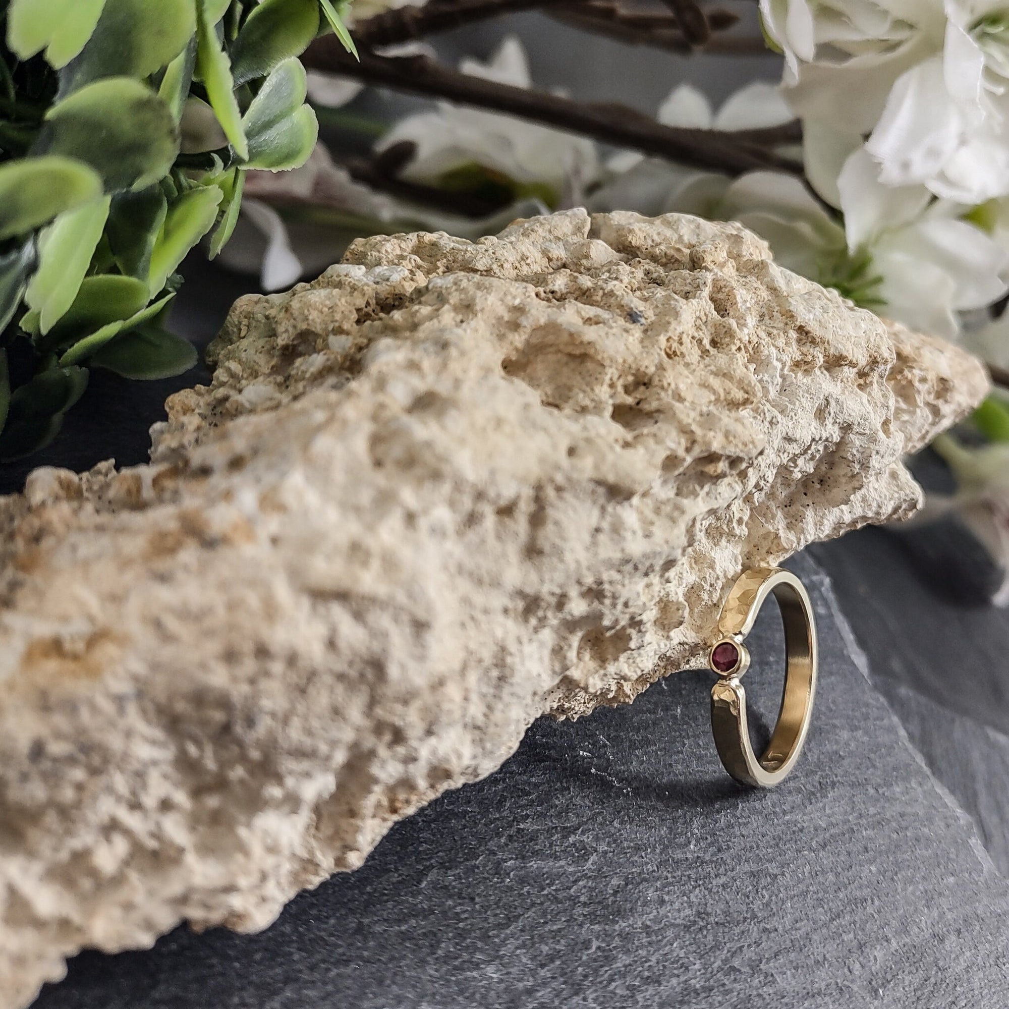 Hammered ring in 14K yellow gold with fine stone