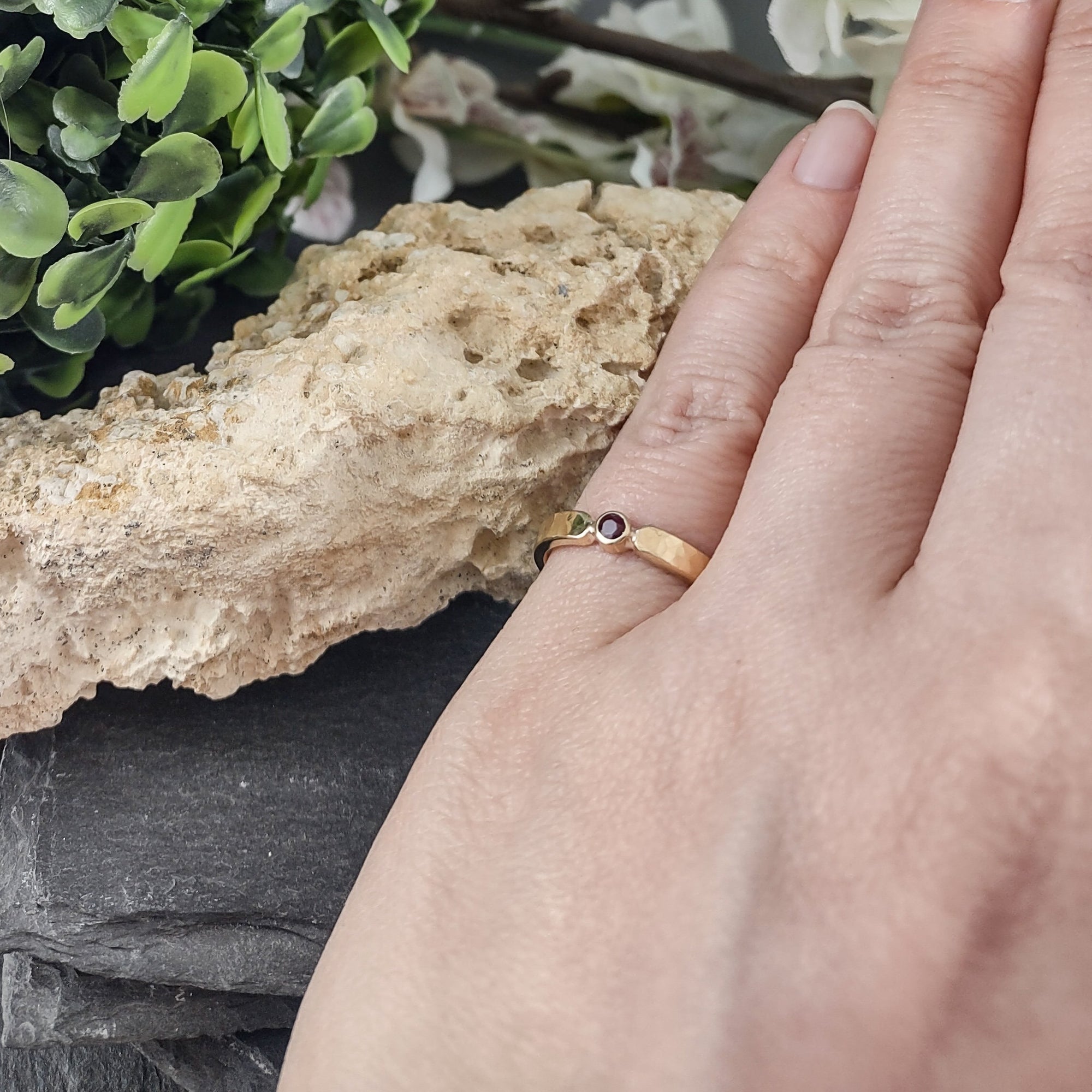 Hammered ring in 14K yellow gold with fine stone
